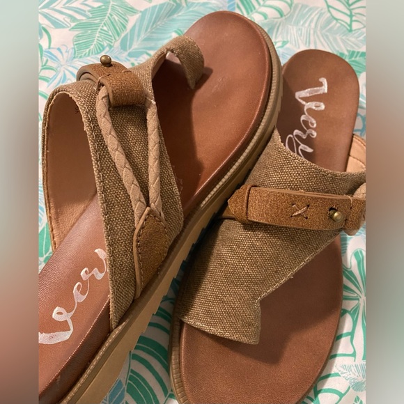 Very G Tan Sandals - Picture 4 of 10